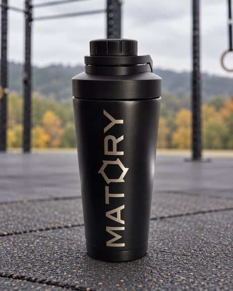 Schwarzer MATORY Shaker auf dem Boden des Outdoor-Gyms