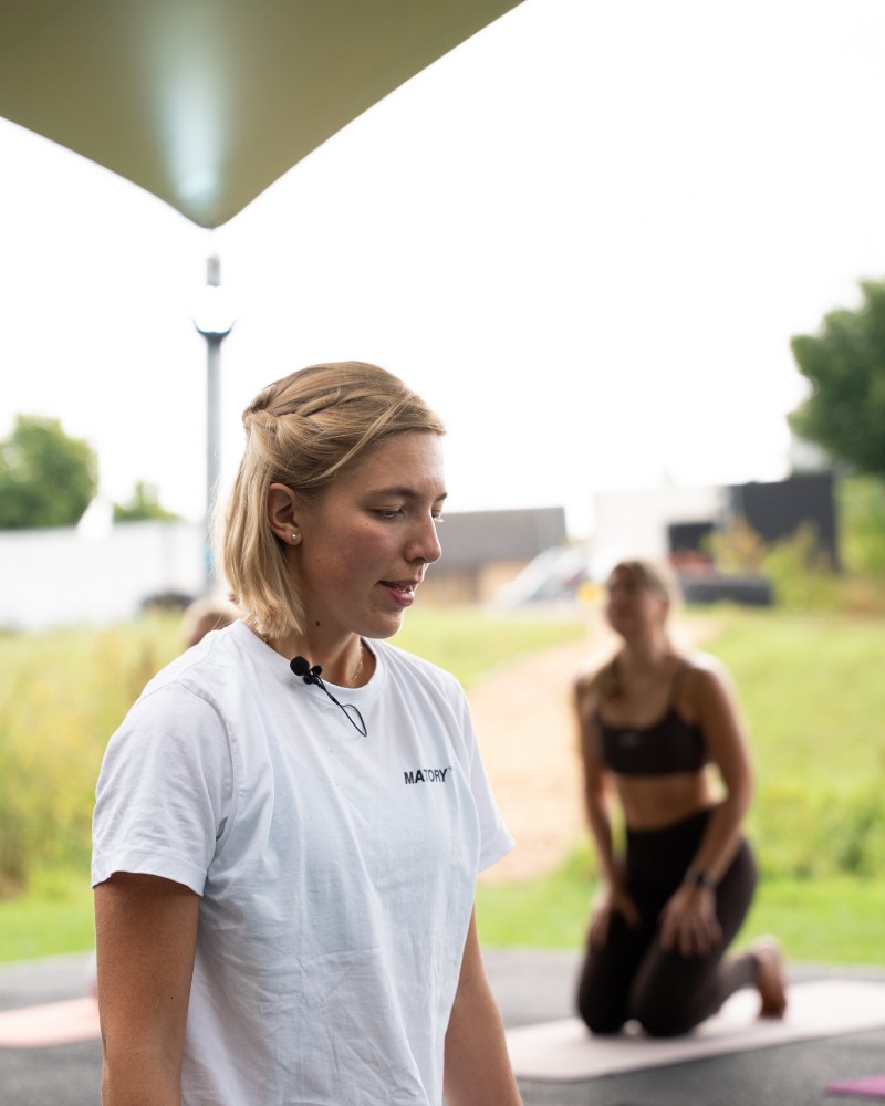 Arial Yoga 3 Unsere Yoga Lehrerin Barbara